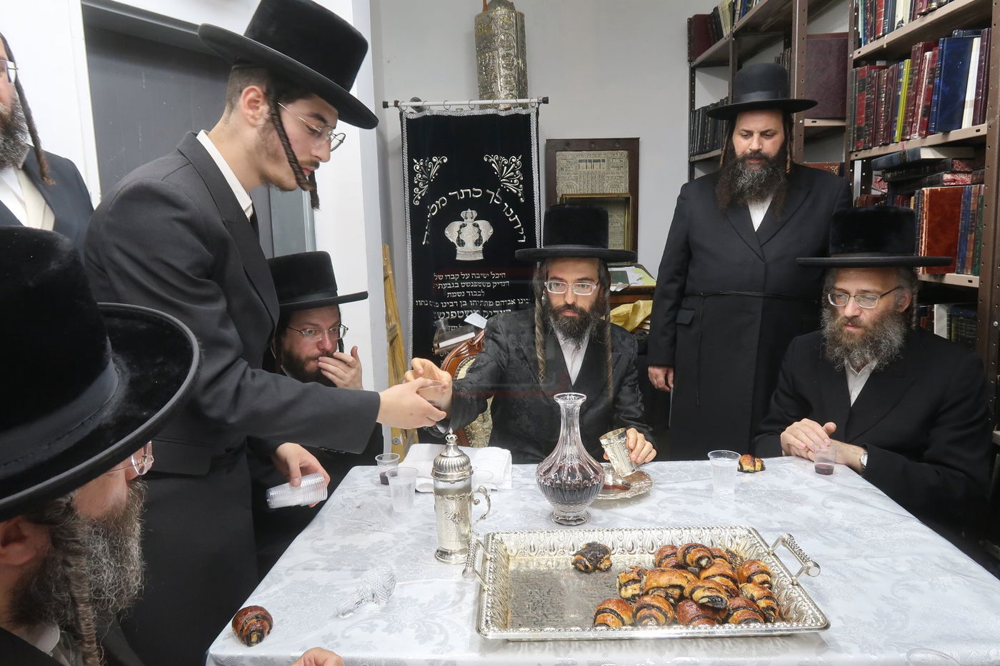 האדמו"ר מזוועהיל בביקור במוסדות שטפנשט בגבעתיים