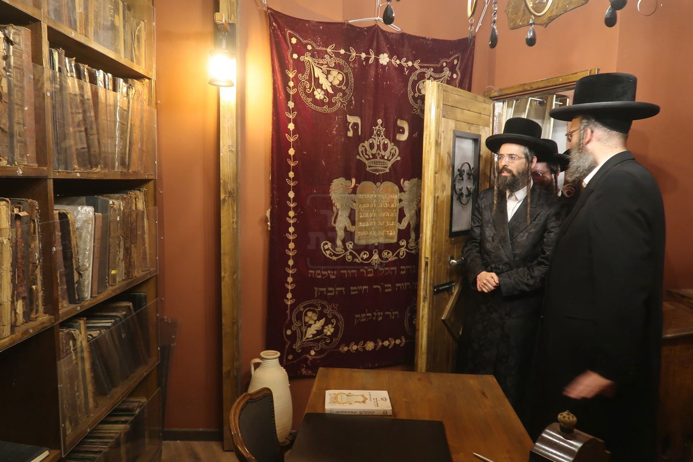 האדמו"ר מזוועהיל בביקור בחדר הסודות של הצדיק משטפנשט 