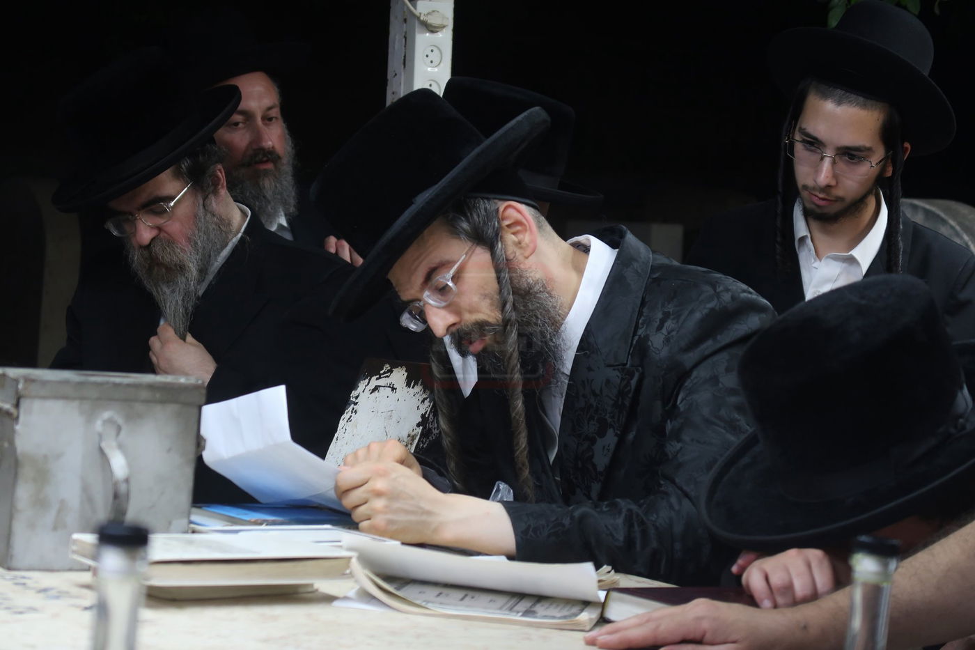 האדמו"ר מזוועהיל בתפילה בציון הצדיק משטפנשט