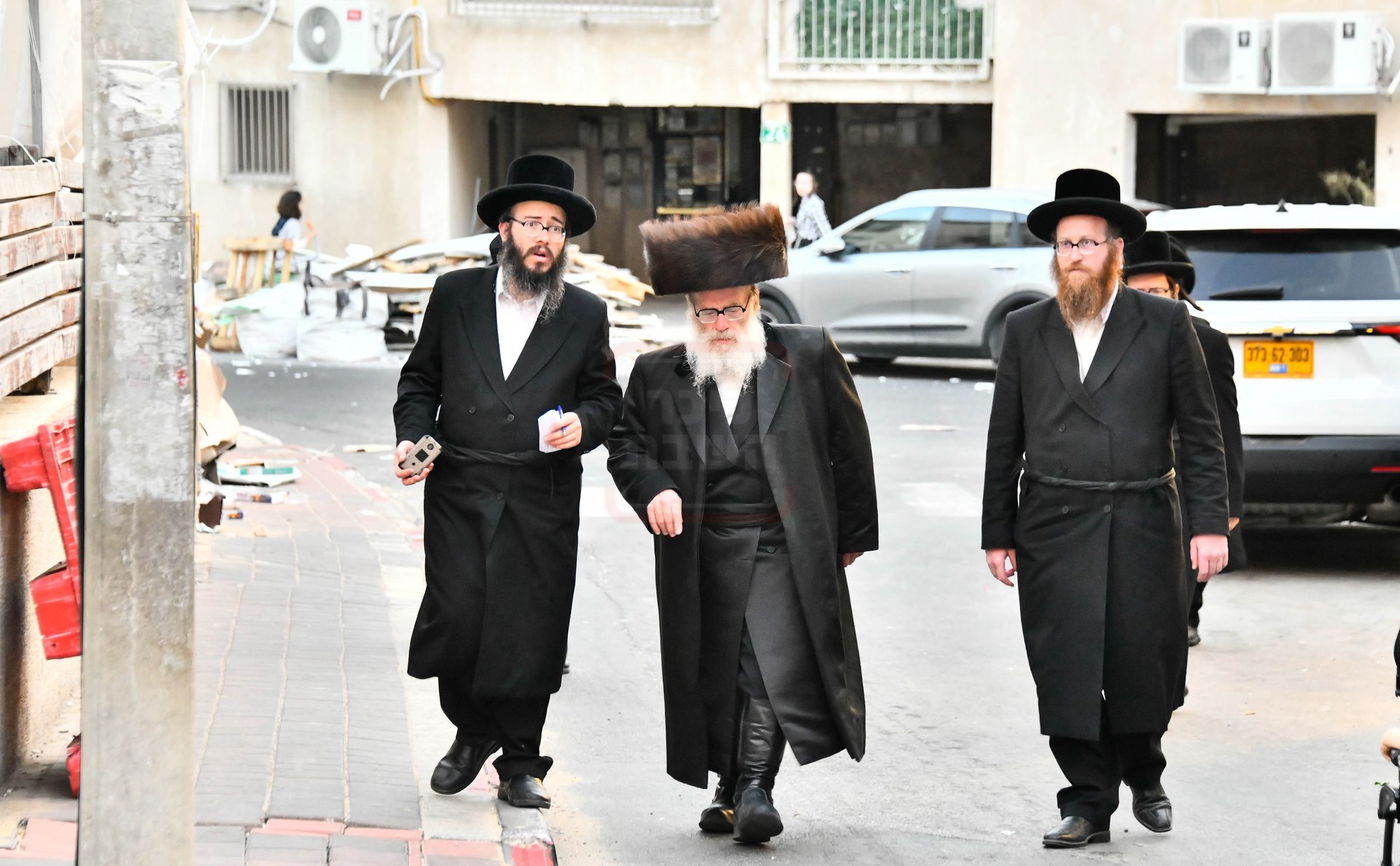 הרה"צ רבי יצחק טווערסקי מגיע לשמחה