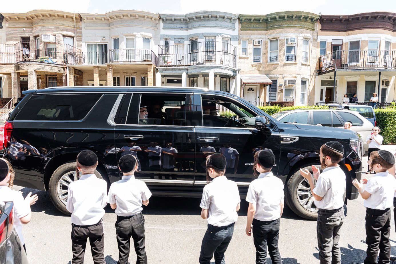 האדמו"ר מבאבוב 45 בביקור ב'דעי קעמפ'