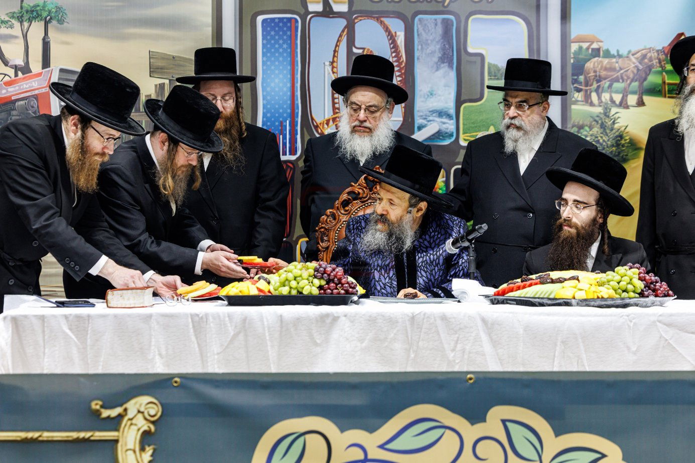 האדמו"ר מבאבוב 45 בביקור ב'דעי קעמפ'