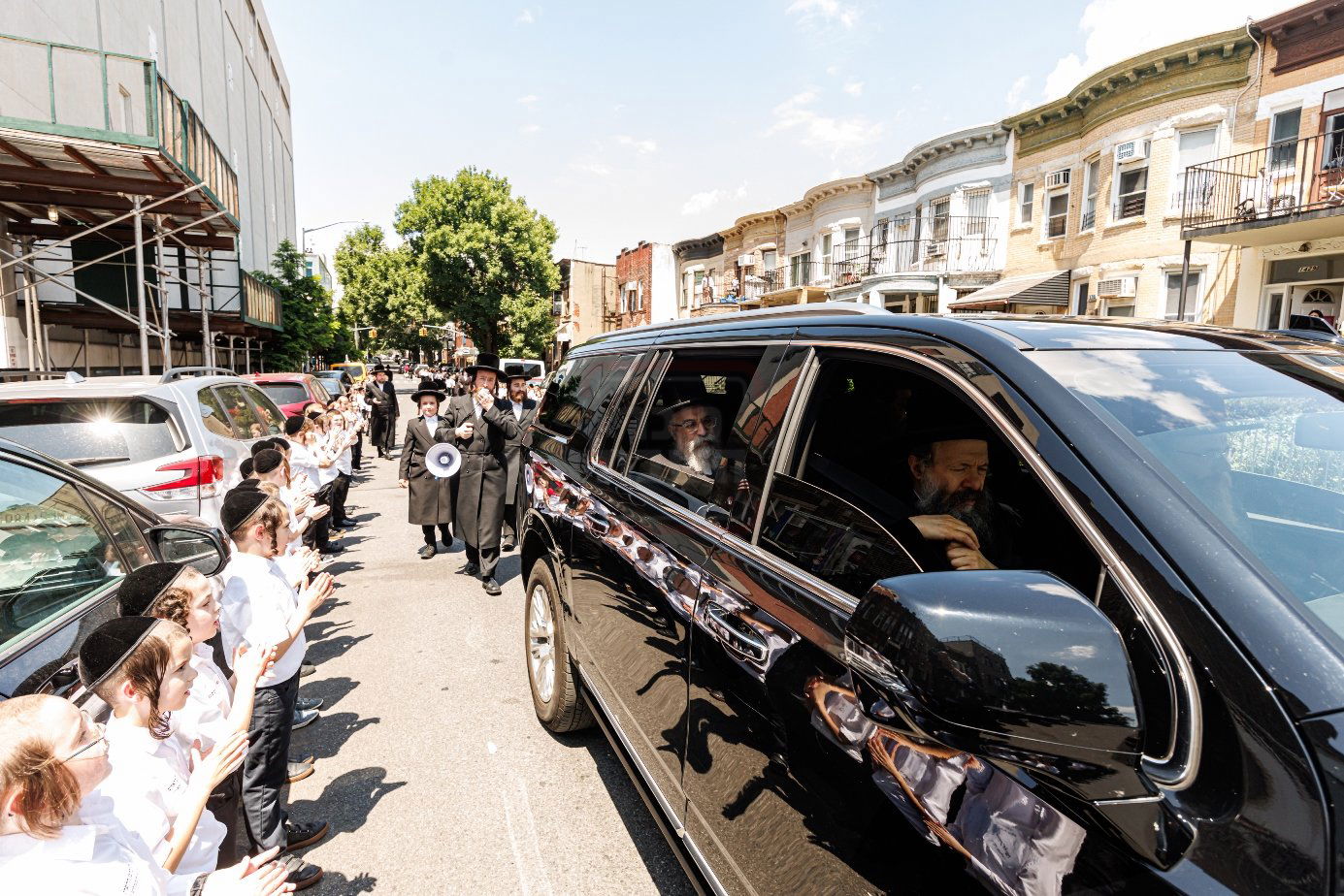 האדמו"ר מבאבוב 45 בביקור ב'דעי קעמפ'