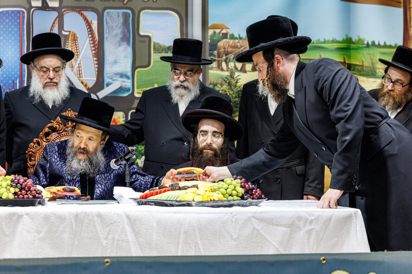 האדמו"ר מבאבוב 45 בביקור ב'דעי קעמפ'