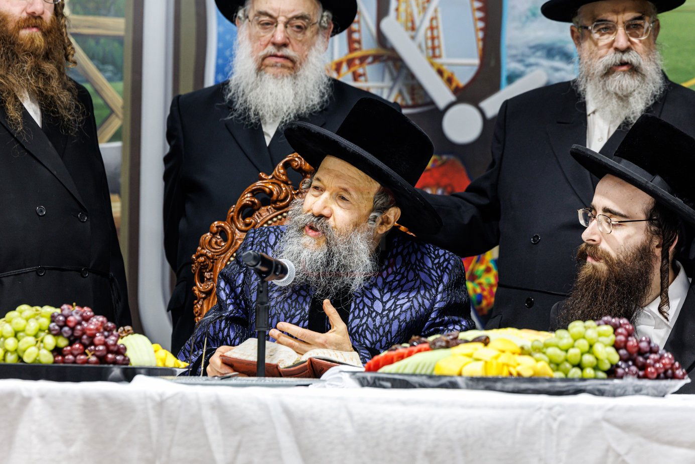 האדמו"ר מבאבוב 45 בביקור ב'דעי קעמפ'