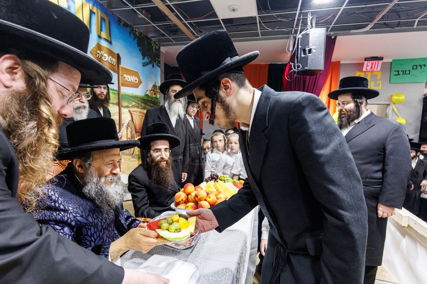 האדמו"ר מבאבוב 45 בביקור ב'דעי קעמפ'