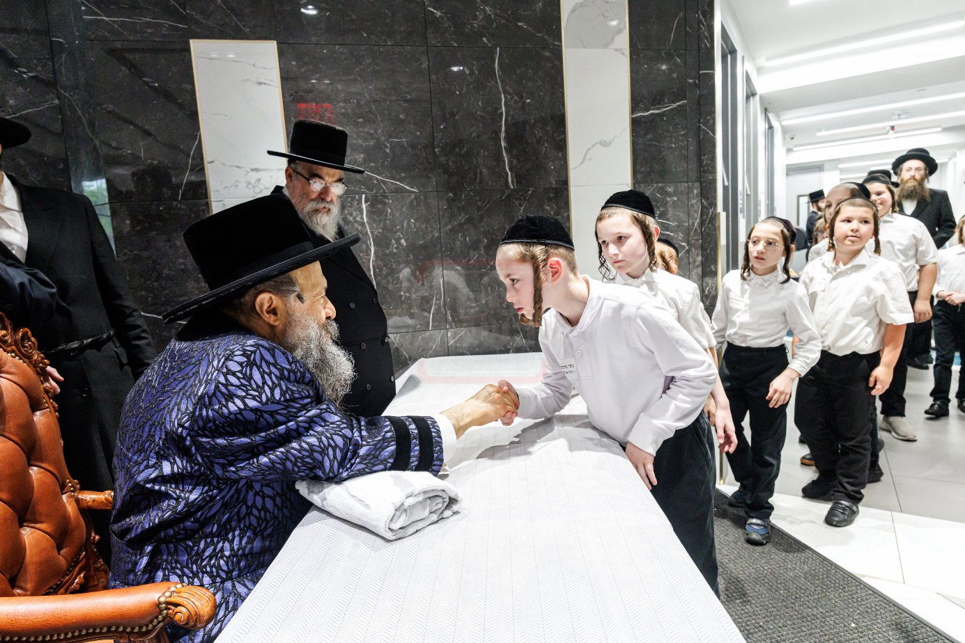 האדמו"ר מבאבוב 45 בביקור ב'דעי קעמפ'