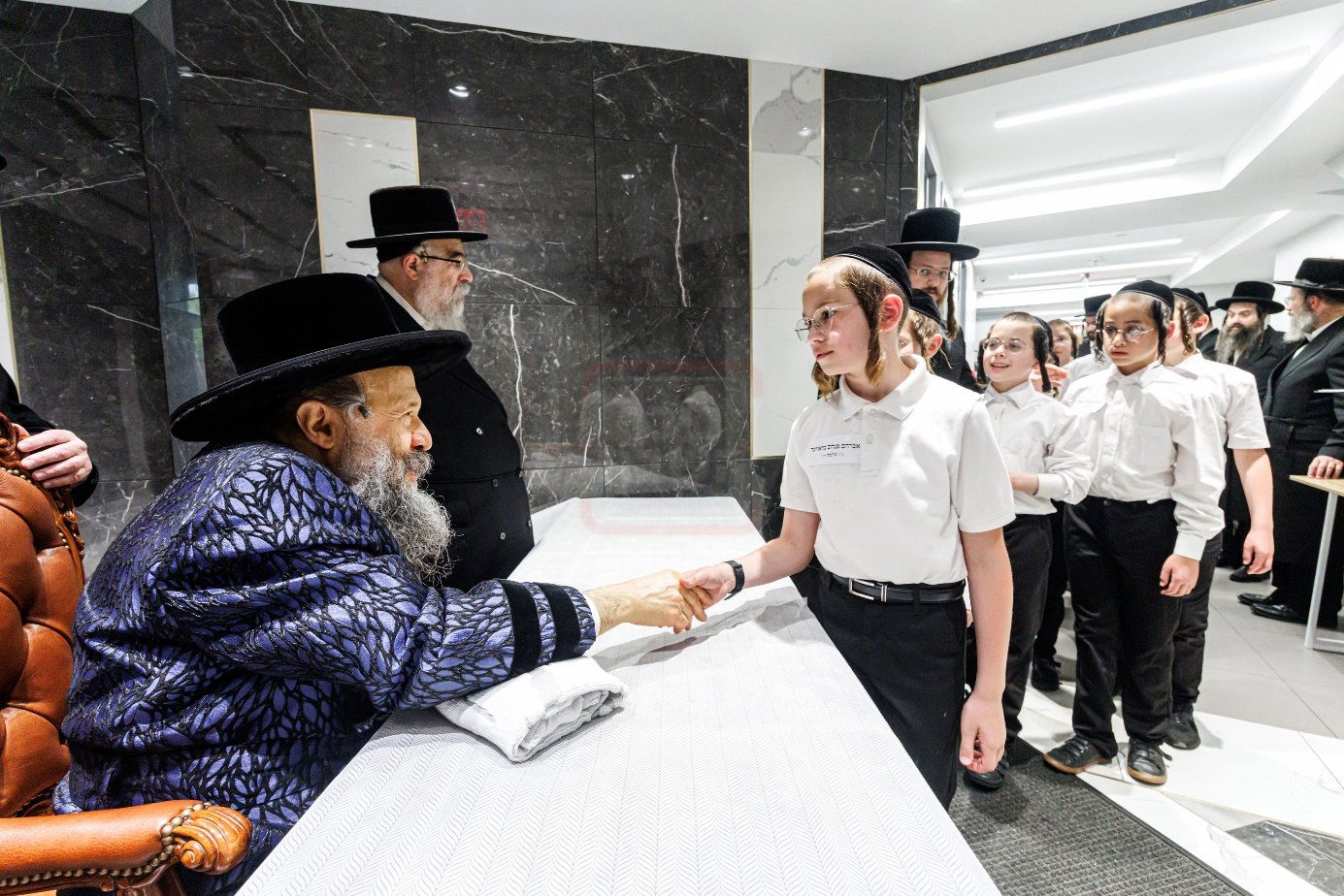 האדמו"ר מבאבוב 45 בביקור ב'דעי קעמפ'