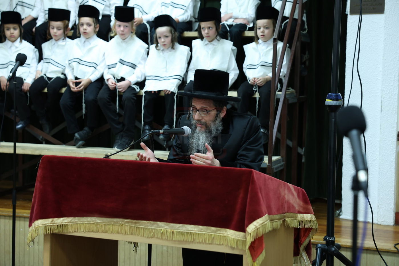 האדמו"ר מסקולען לייקווד נושא דברים