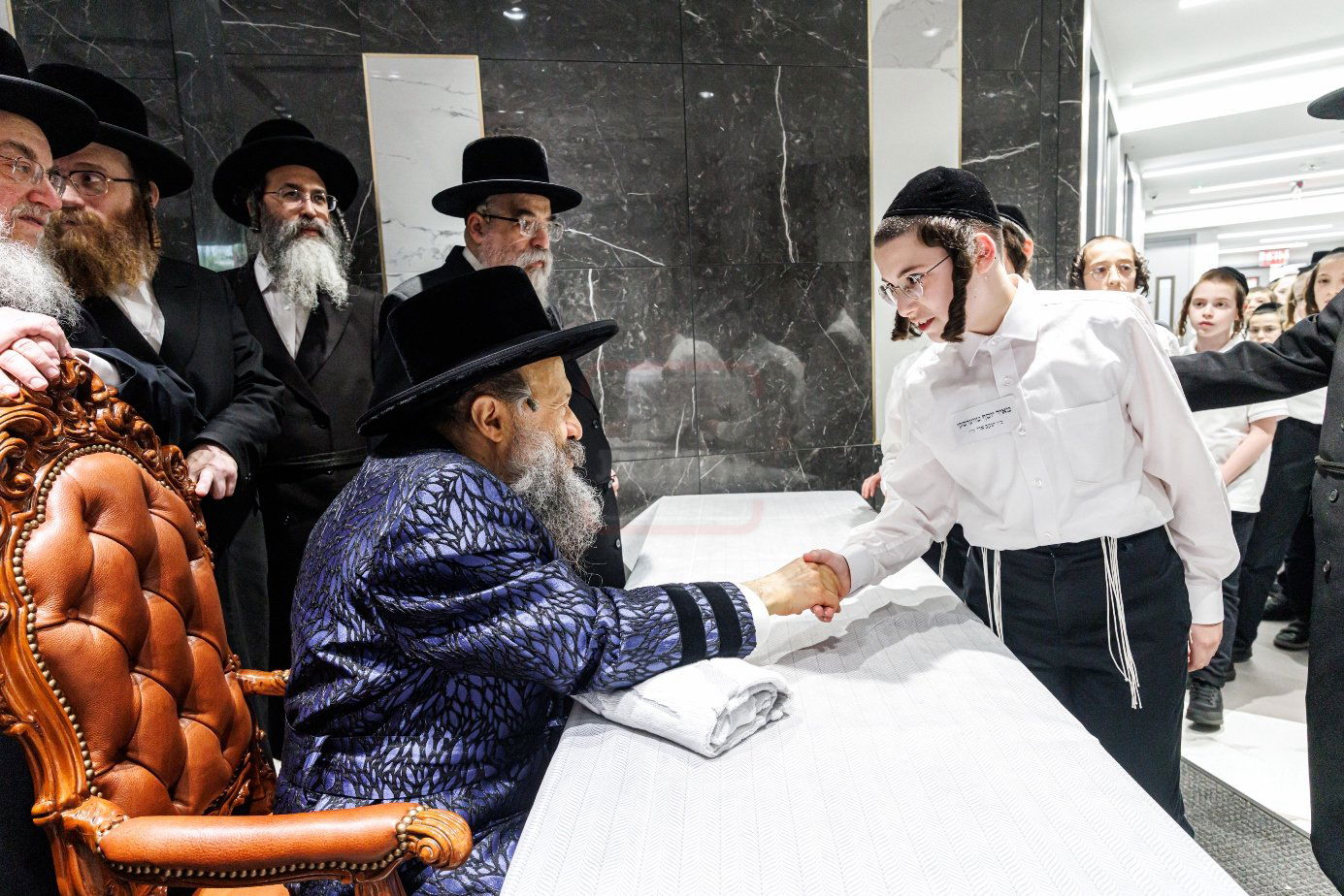 האדמו"ר מבאבוב 45 בביקור ב'דעי קעמפ'