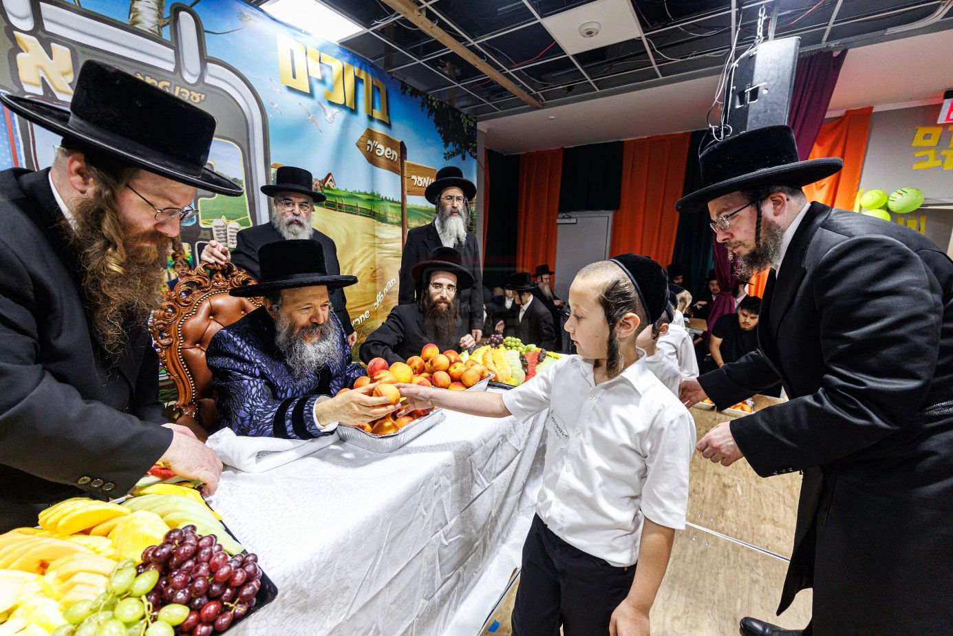 האדמו"ר מבאבוב 45 בביקור ב'דעי קעמפ'