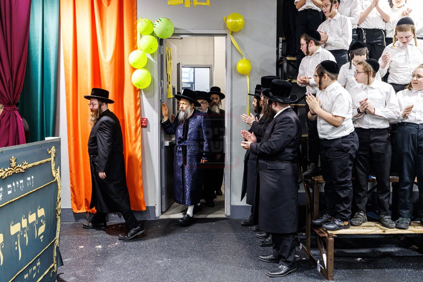 האדמו"ר מבאבוב 45 בביקור ב'דעי קעמפ'