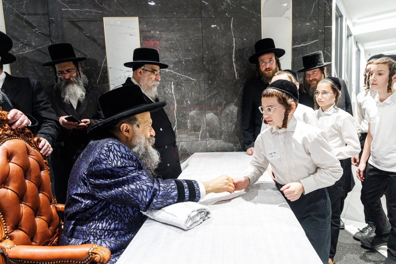 האדמו"ר מבאבוב 45 בביקור ב'דעי קעמפ'