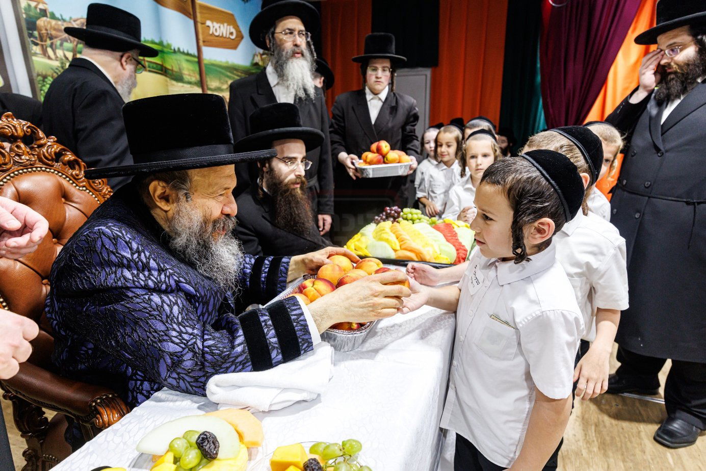 האדמו"ר מבאבוב 45 בביקור ב'דעי קעמפ'