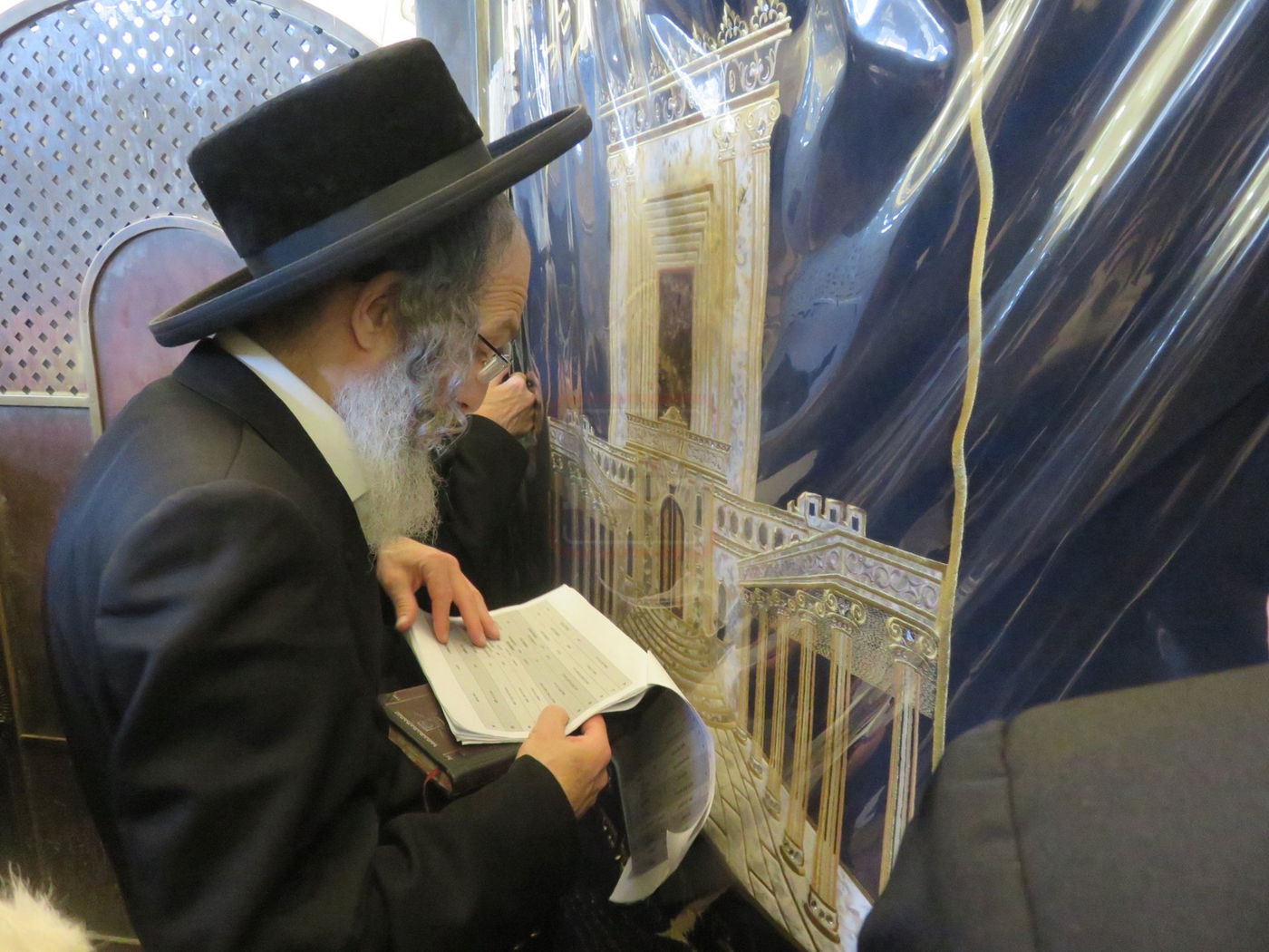 הגה"צ רבי אלימלך בידרמן באמירת תפילת יו"כ קטן בקבר רחל