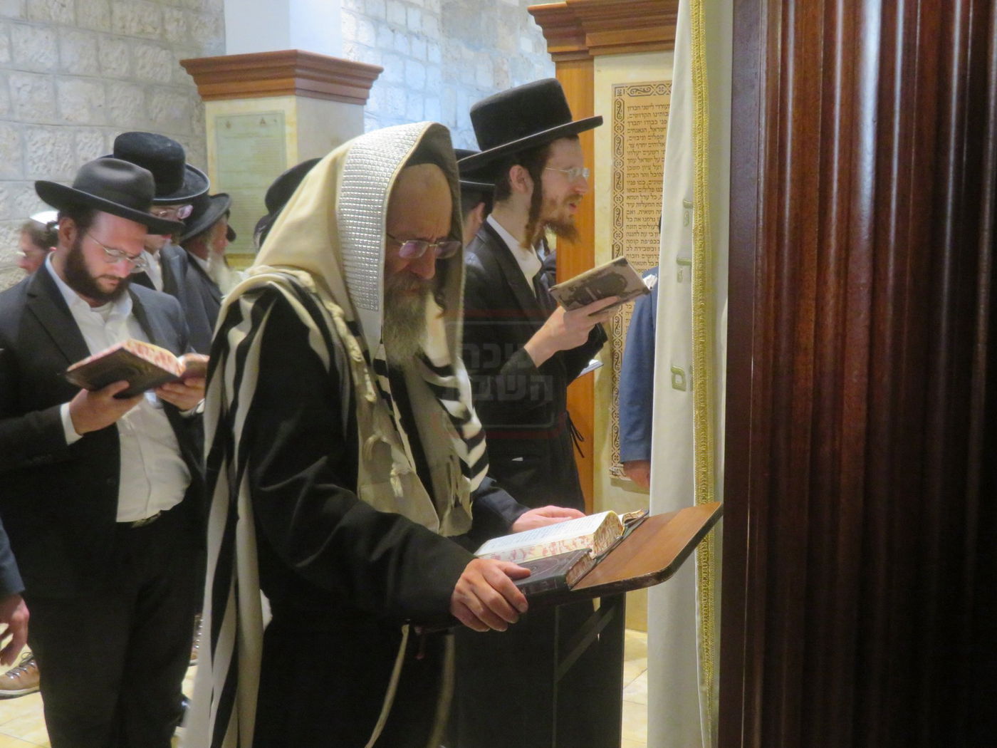 הגה"צ רבי אלימלך בידרמן באמירת תפילת יו"כ קטן בקבר רחל