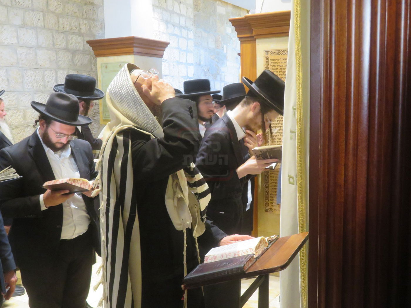 הגה"צ רבי אלימלך בידרמן באמירת תפילת יו"כ קטן בקבר רחל