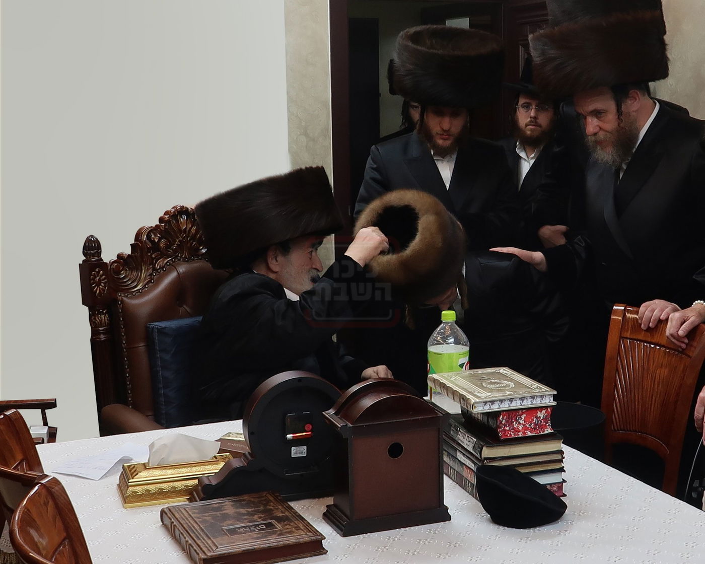 האדמו"ר מויז'ניץ חובש את הקולפיק על ראש נכדו