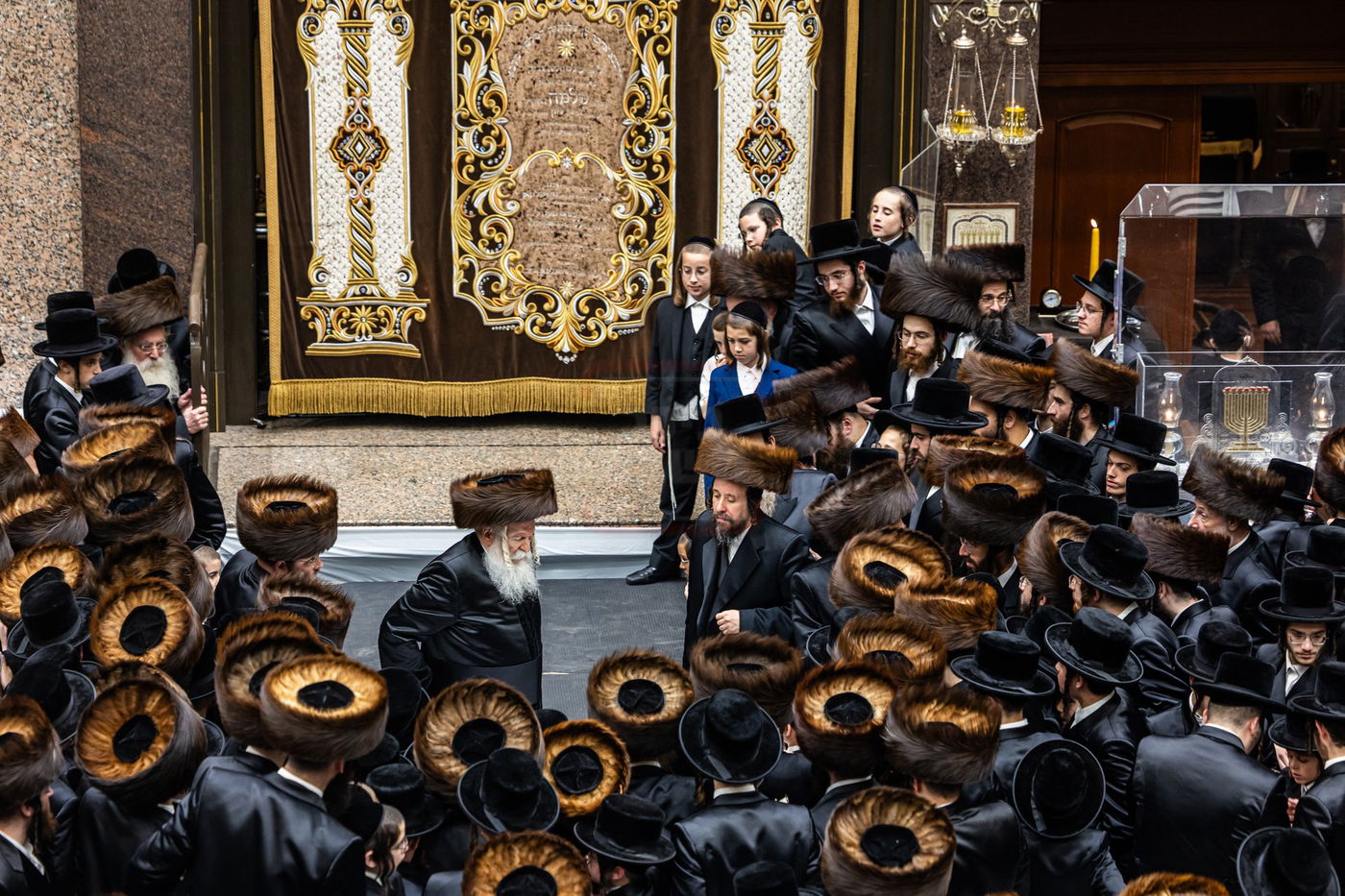 האדמו"ר מבאבוב חוגר את אבנטו לפני התפילה