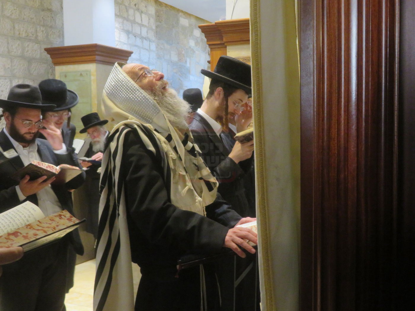 הגה"צ רבי אלימלך בידרמן באמירת תפילת יו"כ קטן בקבר רחל