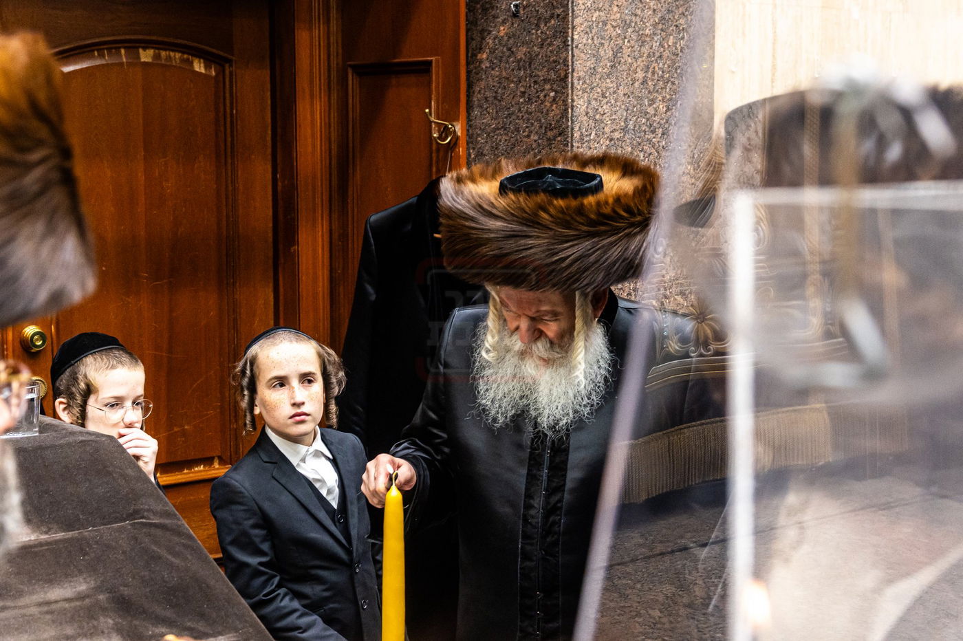 האדמו"ר מבאבוב מדליק נר נשמה