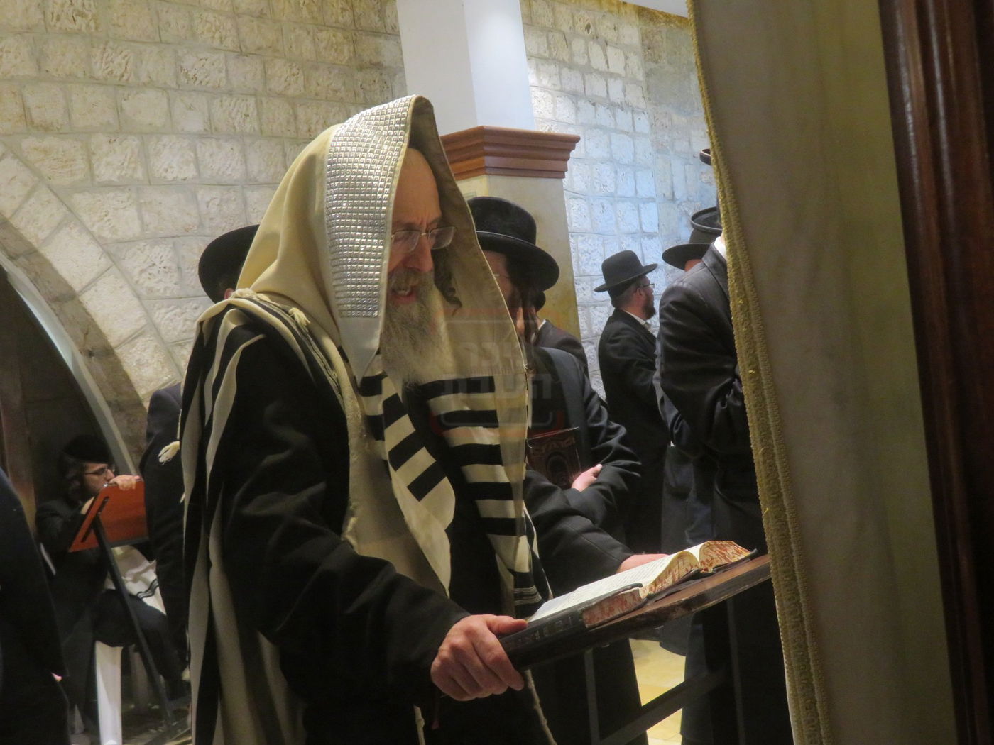 הגה"צ רבי אלימלך בידרמן באמירת תפילת יו"כ קטן בקבר רחל