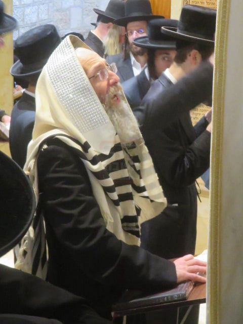 הגה"צ רבי אלימלך בידרמן באמירת תפילת יו"כ קטן בקבר רחל