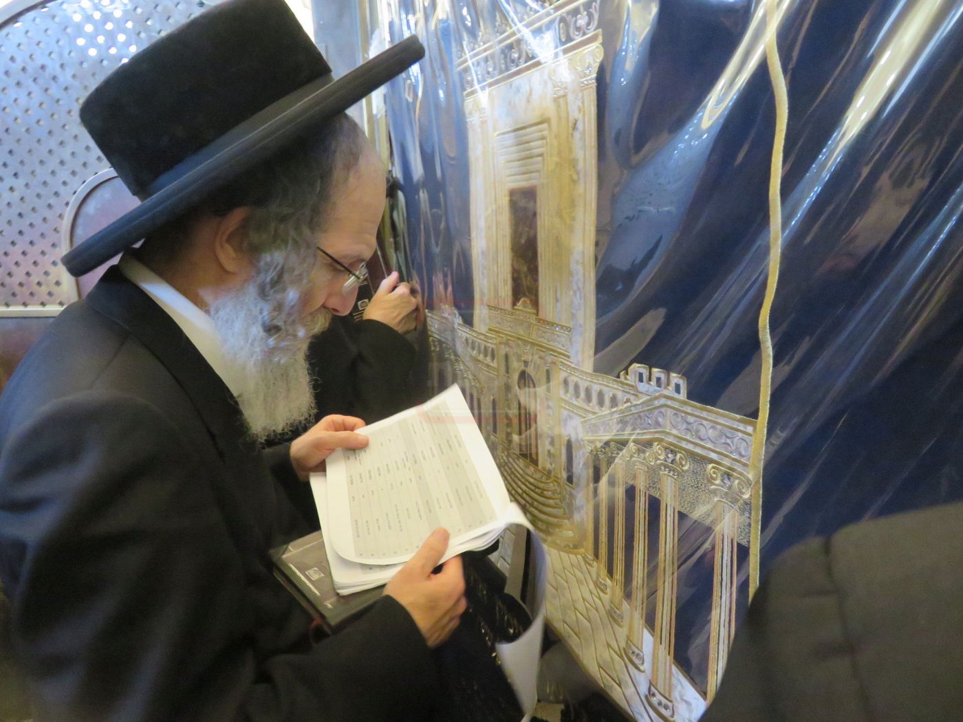 הגה"צ רבי אלימלך בידרמן באמירת תפילת יו"כ קטן בקבר רחל