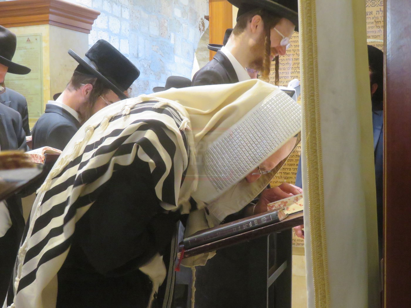 הגה"צ רבי אלימלך בידרמן באמירת תפילת יו"כ קטן בקבר רחל