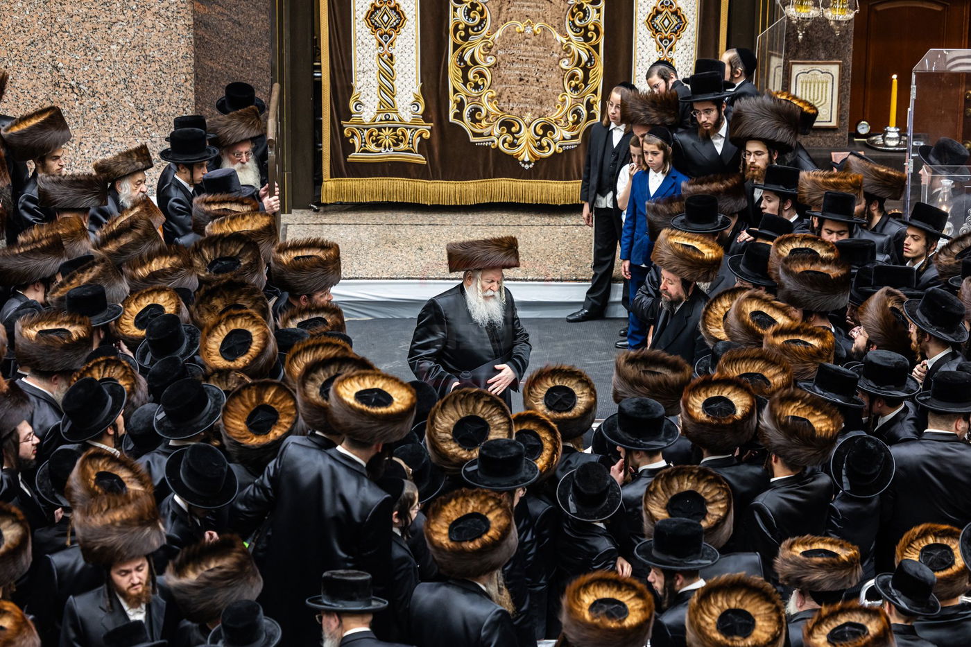 האדמו"ר מבאבוב חוגר את אבנטו לפני התפילה