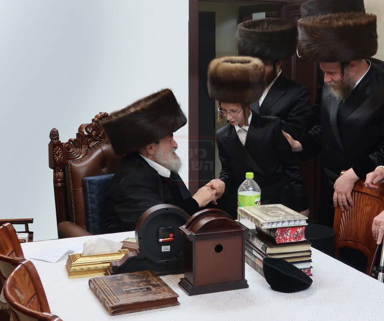 האדמו"ר מויז'ניץ חובש את הקולפיק על ראש נכדו