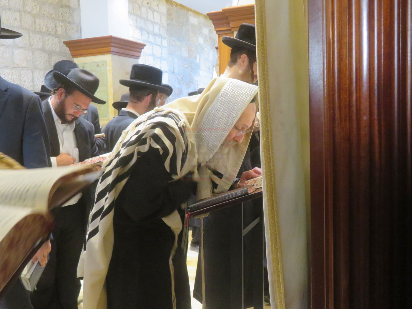 הגה"צ רבי אלימלך בידרמן באמירת תפילת יו"כ קטן בקבר רחל