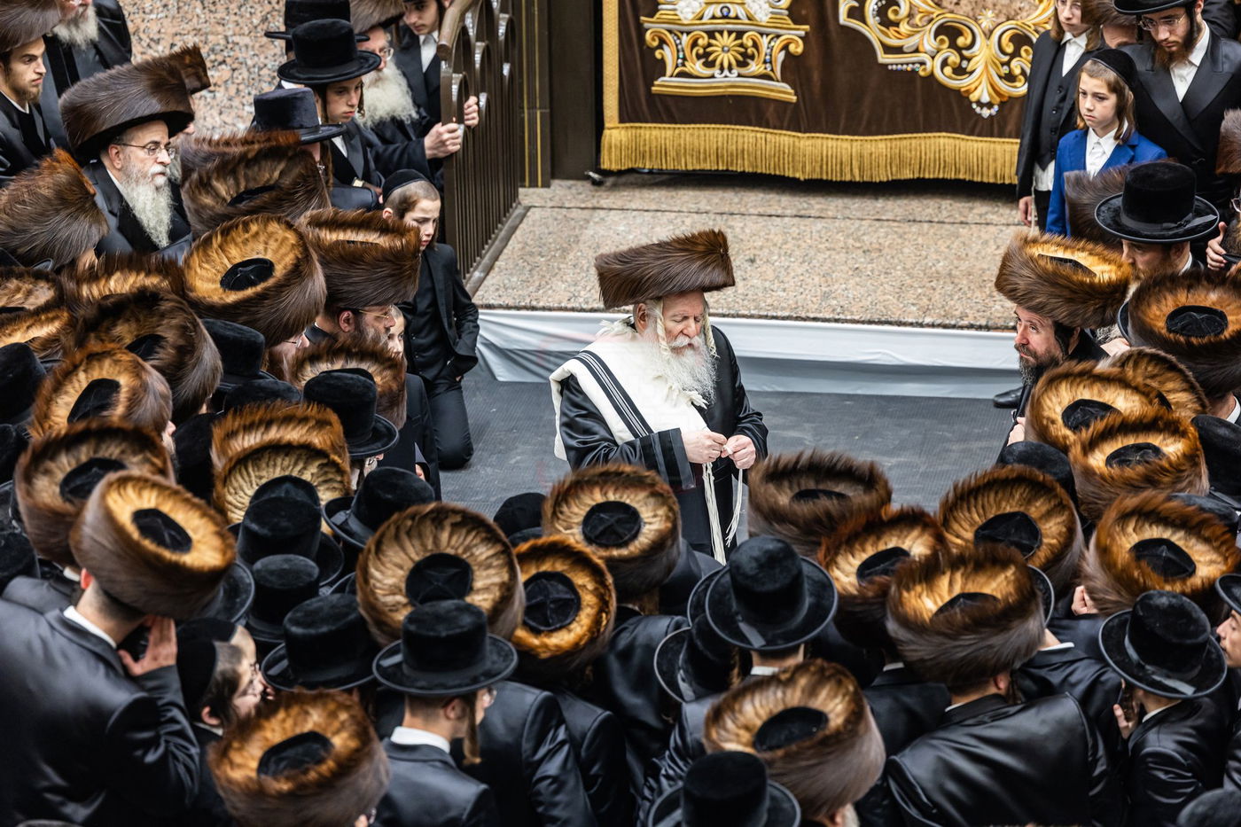 האדמו"ר מבאבוב בעטיפת טלית