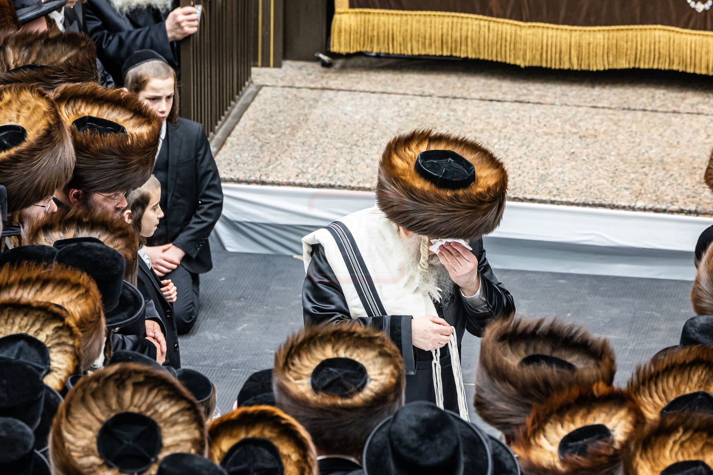 האדמו"ר מבאבוב בעטיפת טלית