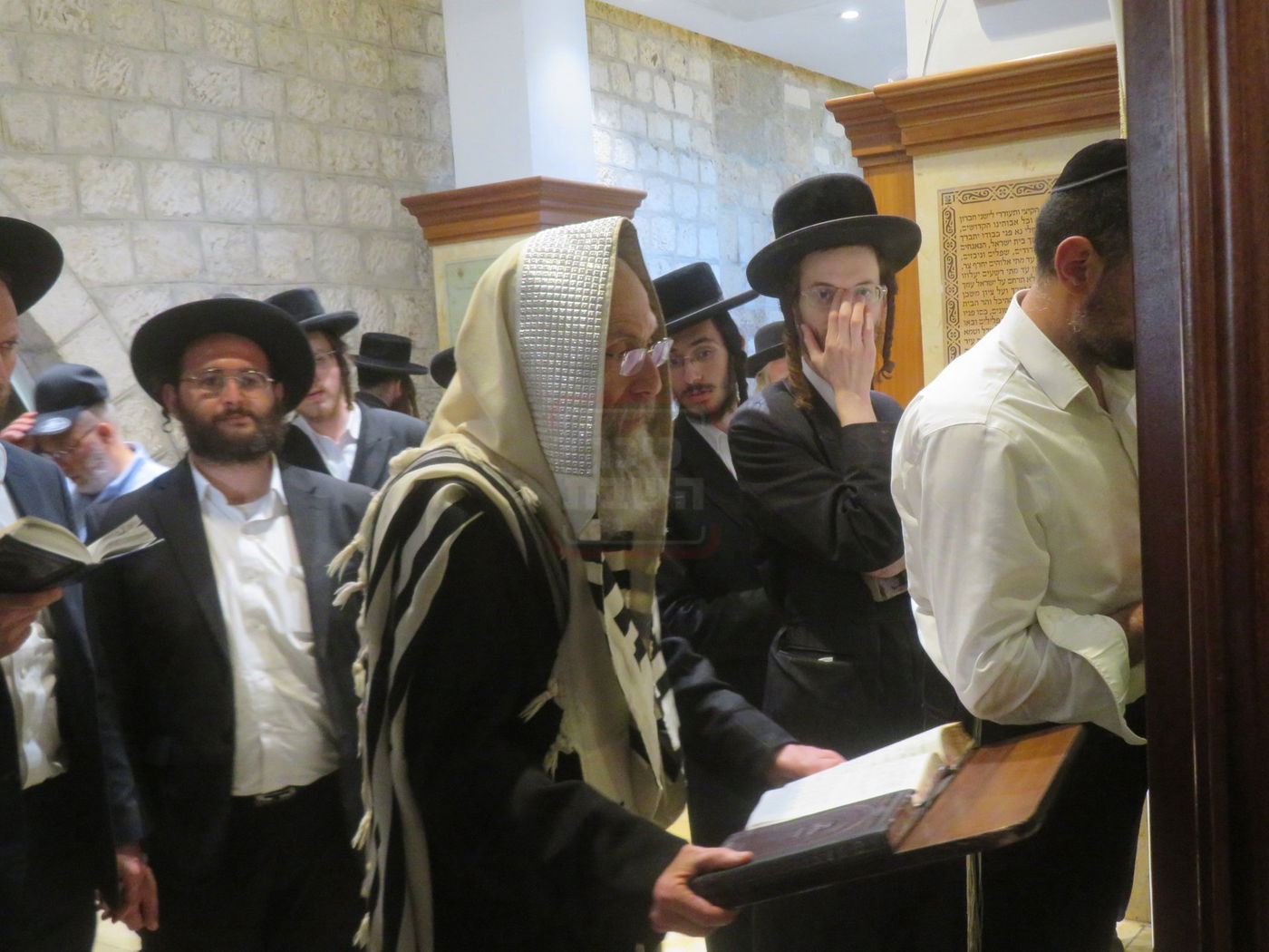 הגה"צ רבי אלימלך בידרמן באמירת תפילת יו"כ קטן בקבר רחל