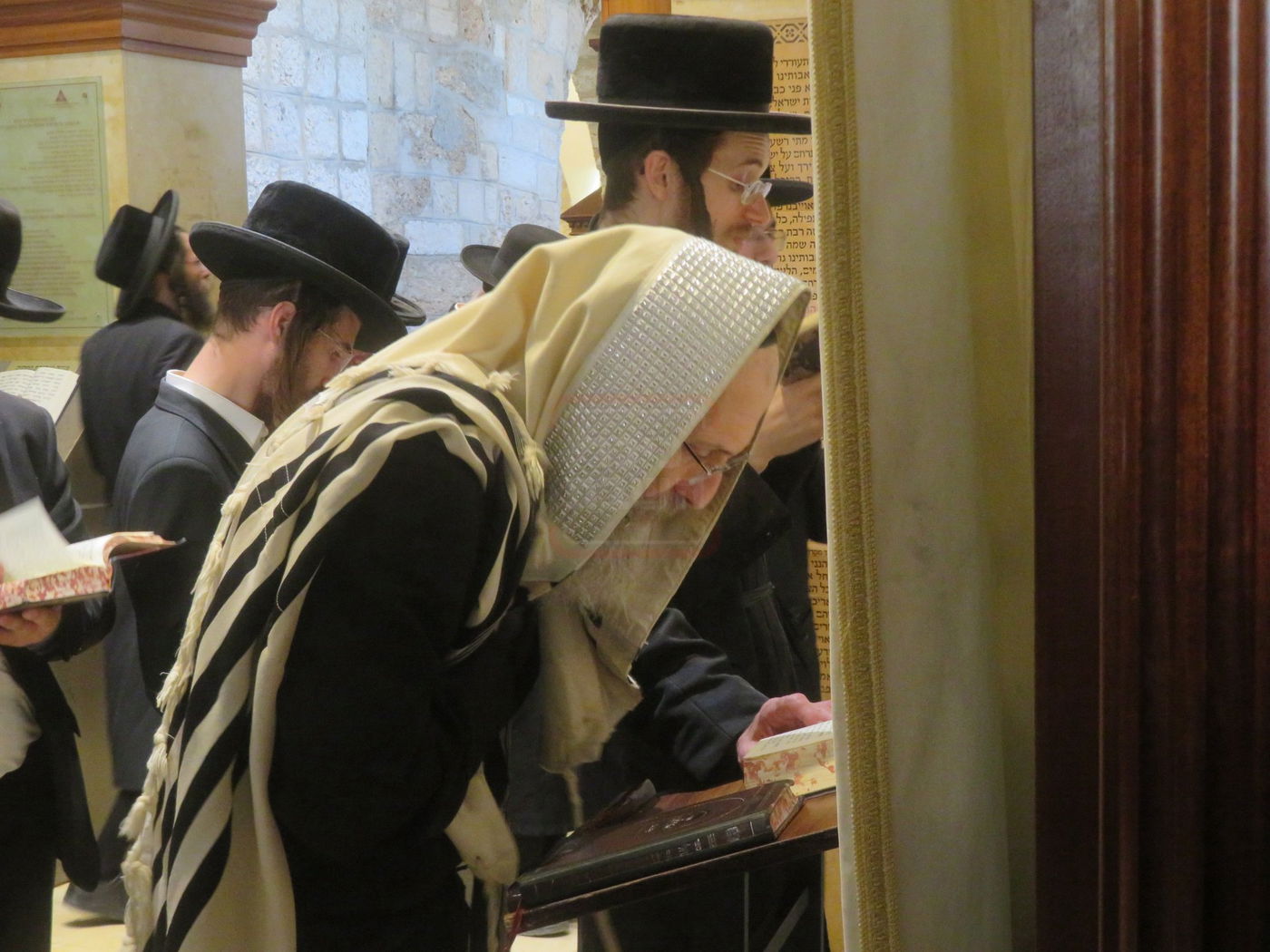 הגה"צ רבי אלימלך בידרמן באמירת תפילת יו"כ קטן בקבר רחל