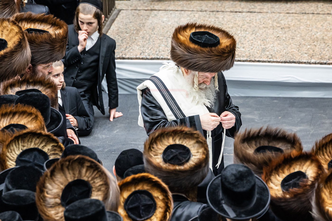 האדמו"ר מבאבוב בודק את הציציות בטלית