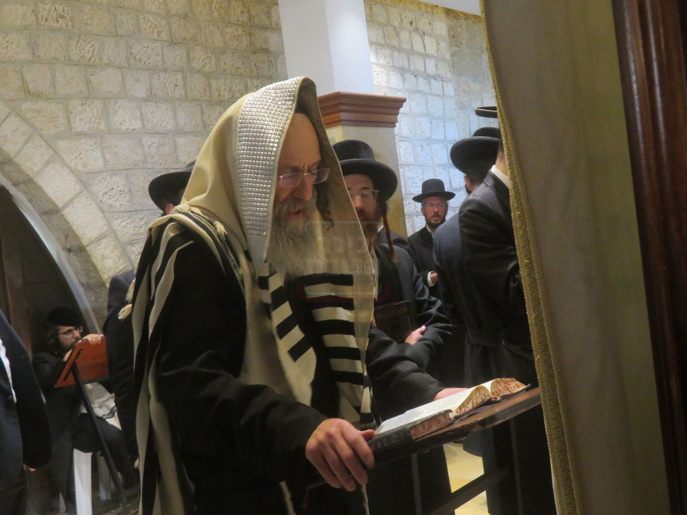 הגה"צ רבי אלימלך בידרמן באמירת תפילת יו"כ קטן בקבר רחל