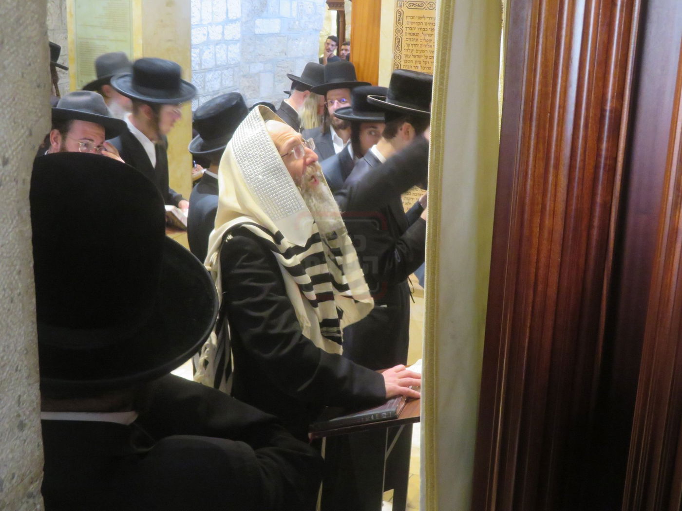 הגה"צ רבי אלימלך בידרמן באמירת תפילת יו"כ קטן בקבר רחל