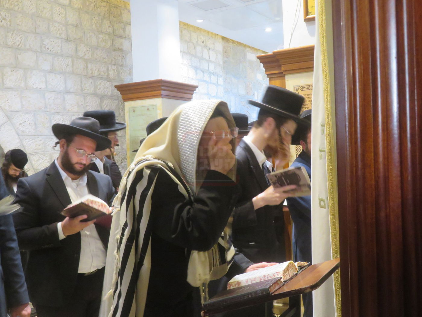 הגה"צ רבי אלימלך בידרמן באמירת תפילת יו"כ קטן בקבר רחל