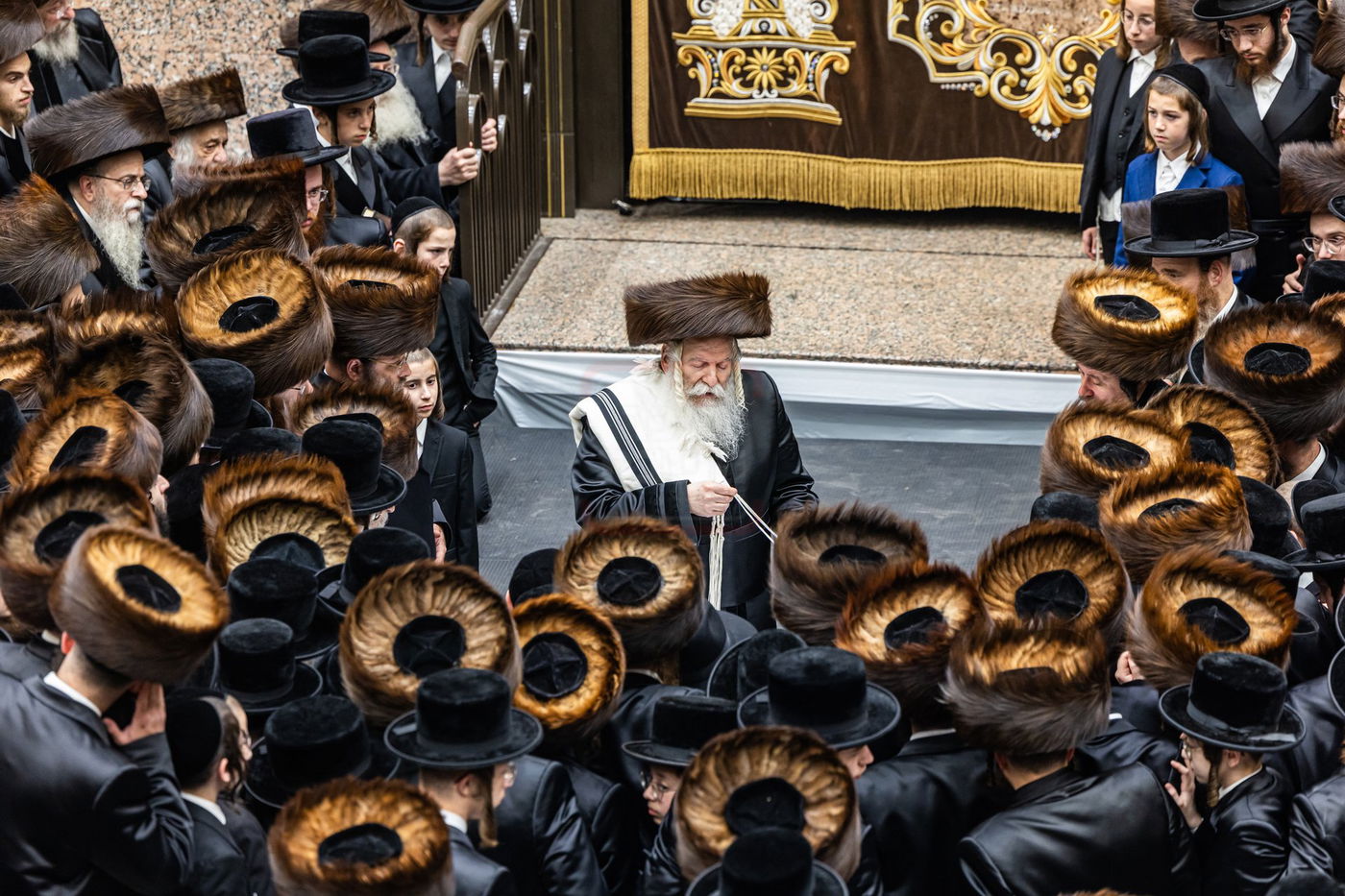 האדמו"ר מבאבוב בעטיפת טלית