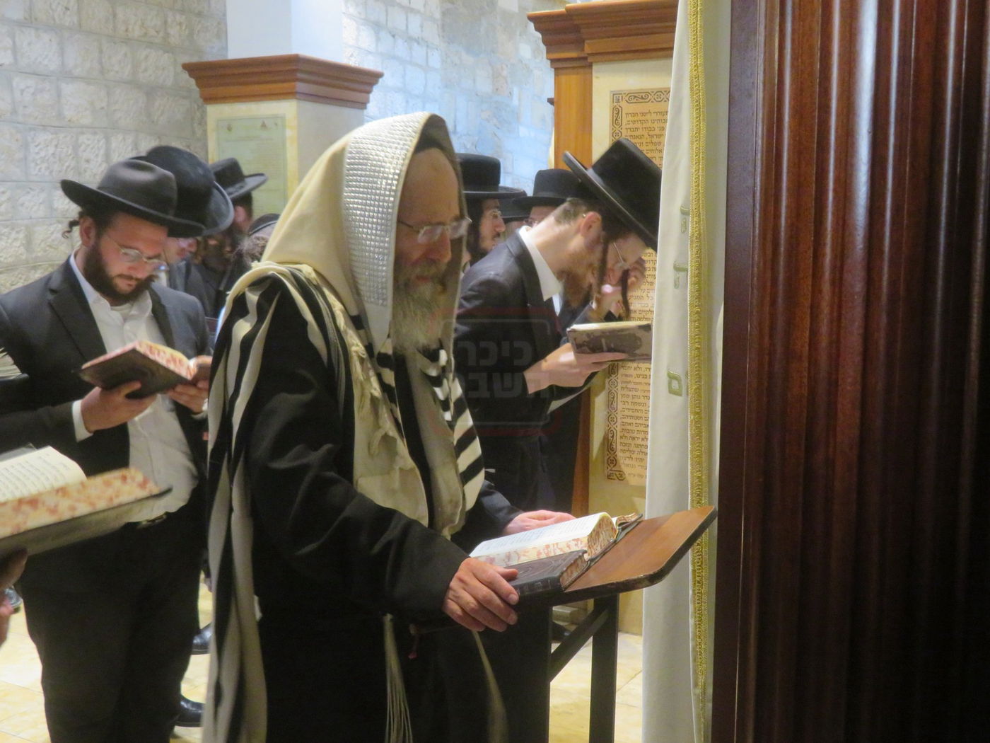 הגה"צ רבי אלימלך בידרמן באמירת תפילת יו"כ קטן בקבר רחל