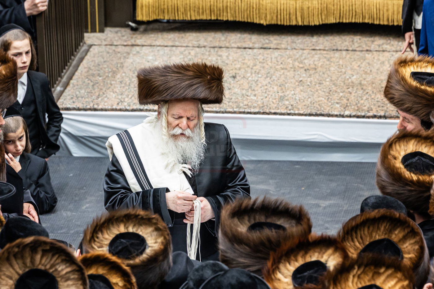 האדמו"ר מבאבוב בעטיפת טלית