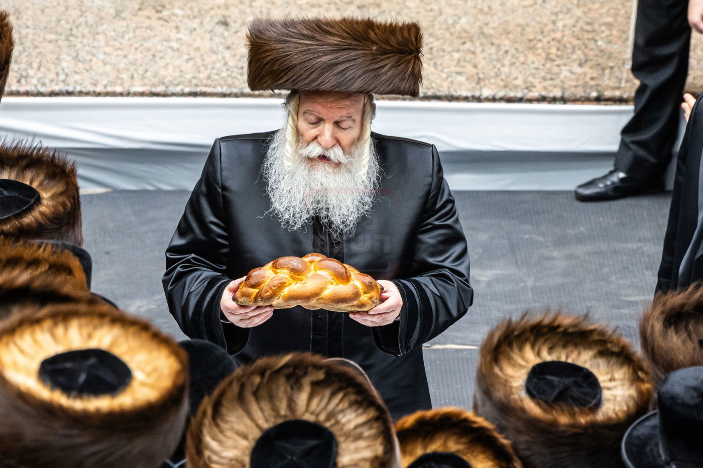 האדמו"ר מבאבוב עם החלה בערב שבת