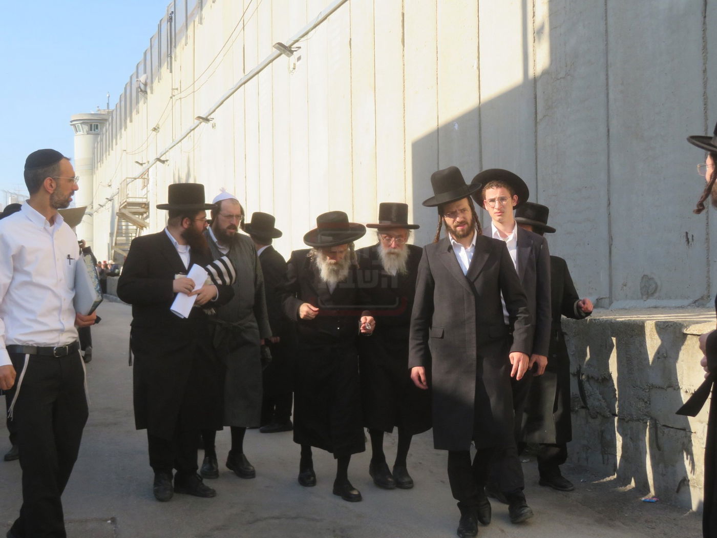 הגה"צ רבי אלימלך בידרמן באמירת תפילת יו"כ קטן בקבר רחל