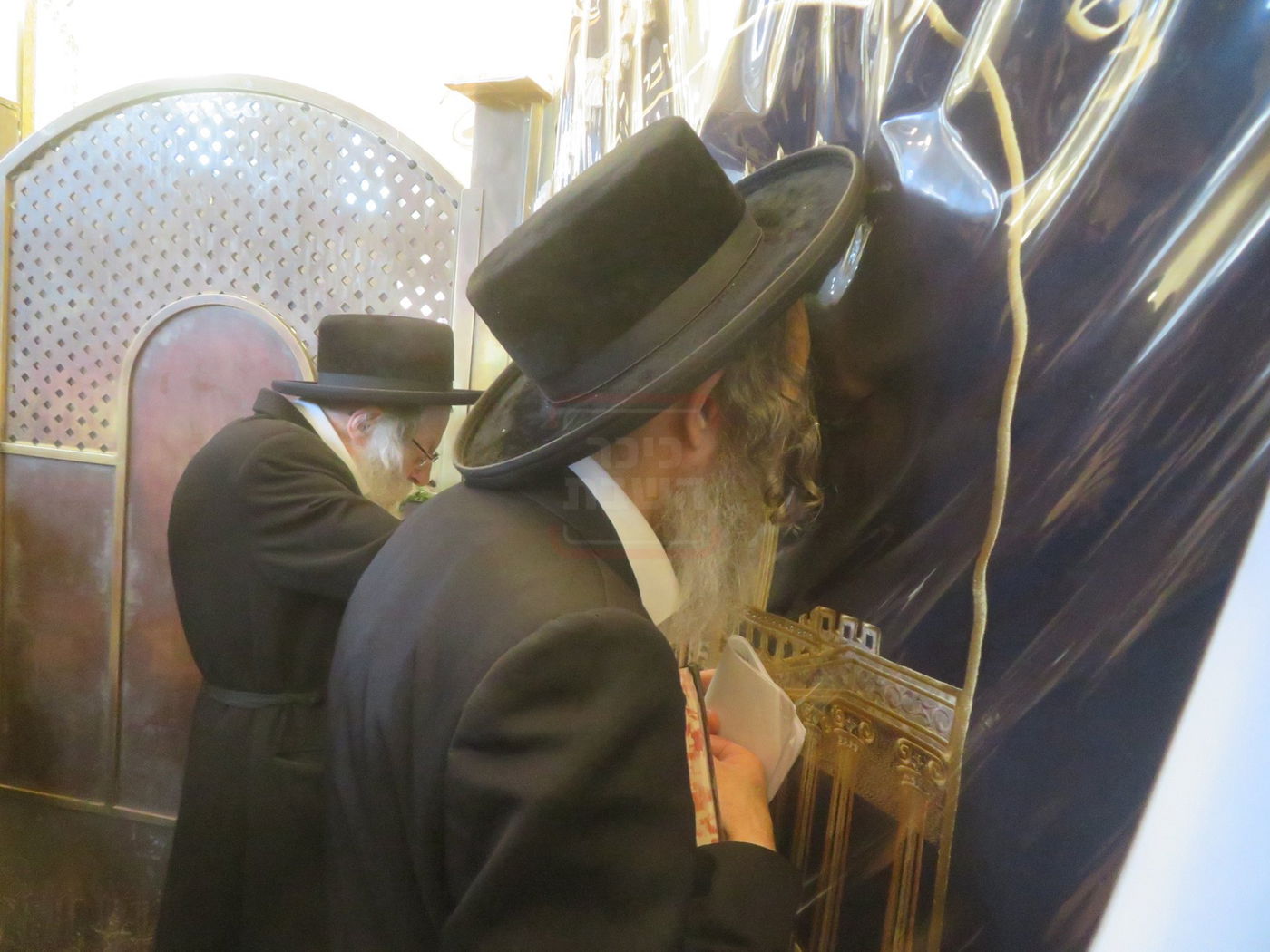 הגה"צ רבי אלימלך בידרמן באמירת תפילת יו"כ קטן בקבר רחל