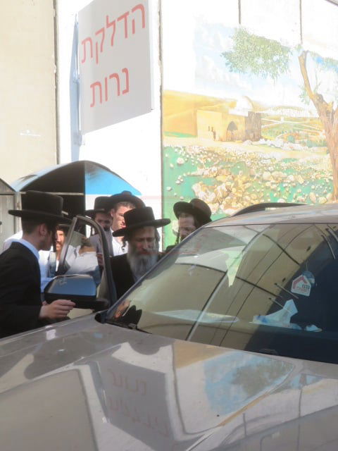 הגה"צ רבי אלימלך בידרמן באמירת תפילת יו"כ קטן בקבר רחל