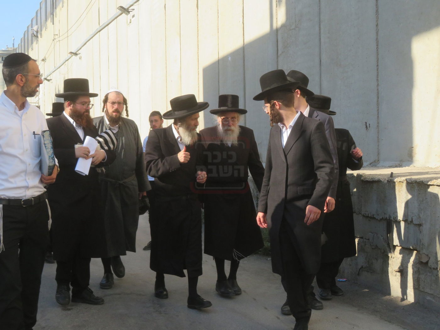 הגה"צ רבי אלימלך בידרמן באמירת תפילת יו"כ קטן בקבר רחל