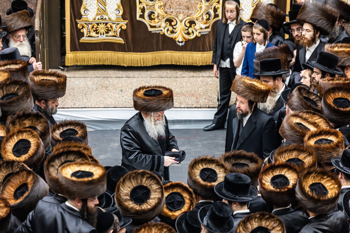 האדמו"ר מבאבוב חוגר את אבנטו לפני התפילה