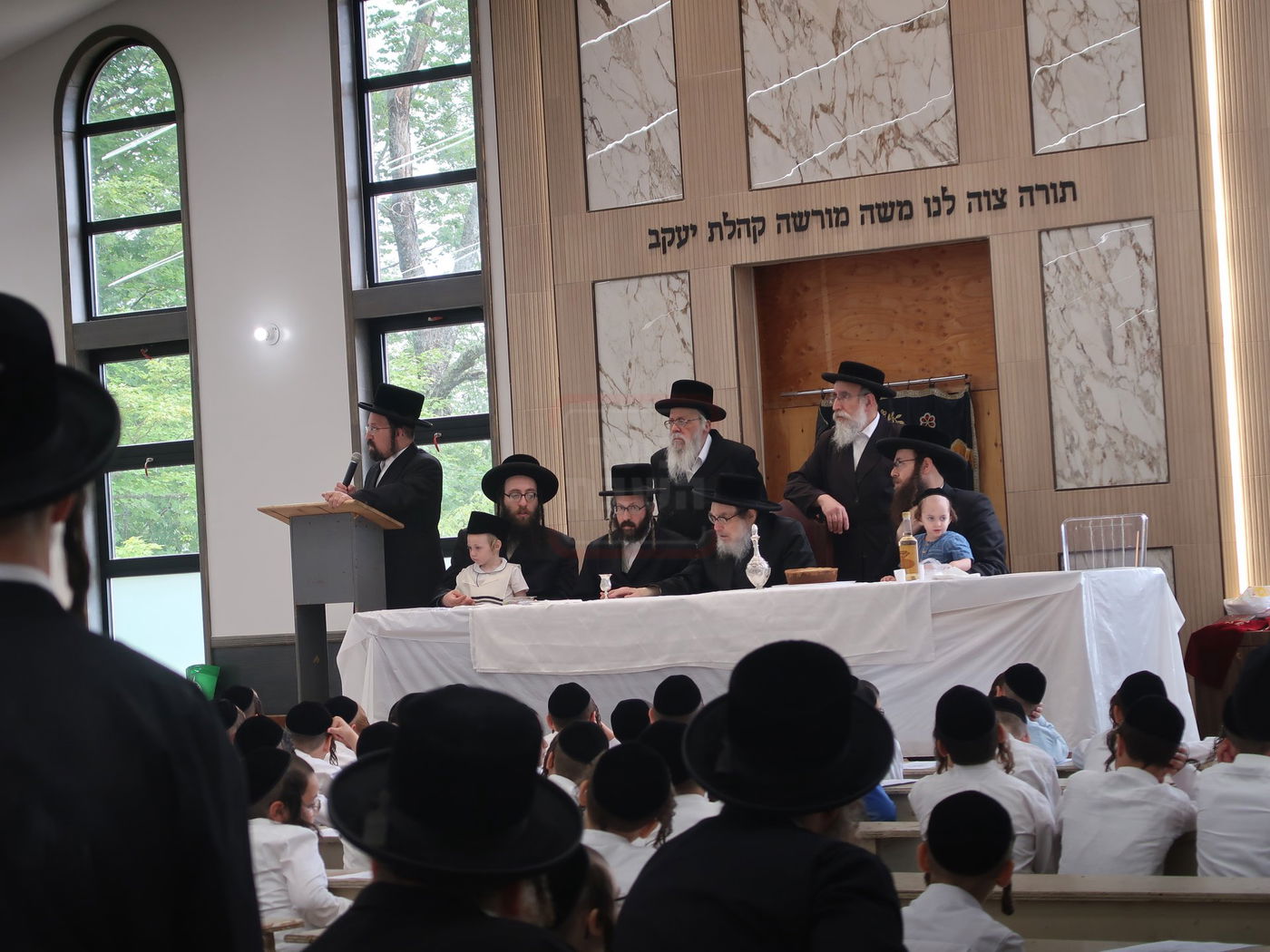 האדמו"ר מפאפא במחנה פאפא בקאנטרי